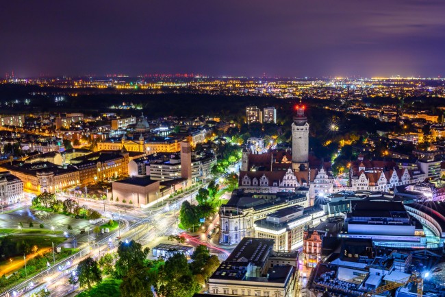 Panoramablick auf Leipzig bei Nacht © Wirestock/ istockphoto.com